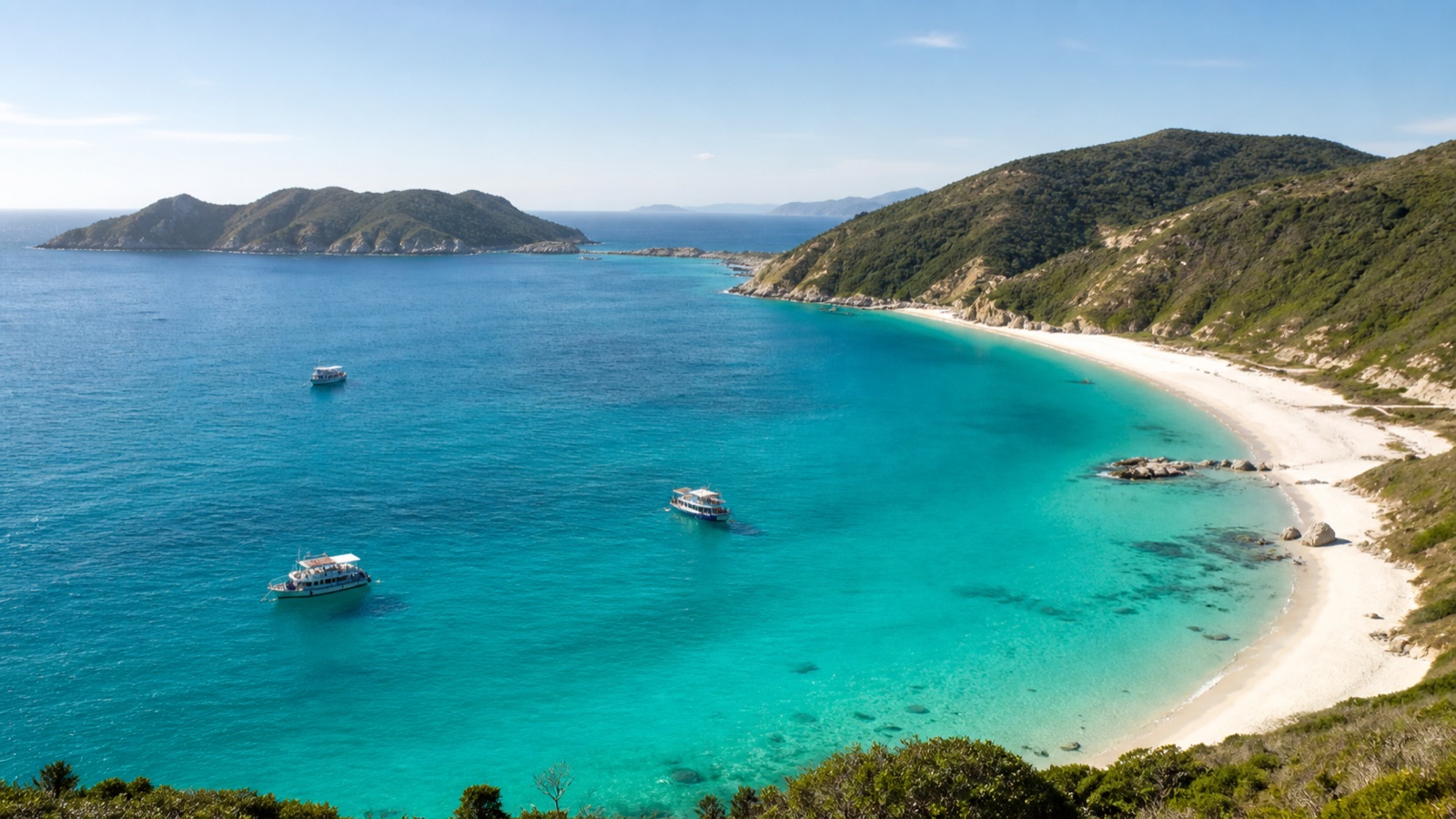 Agua turquesa y transparente en la Praia do Farol de Arraial do Cabo, cerca de Río