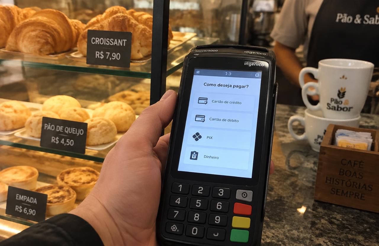 Illustrative bakery counter payment terminal with Portuguese options for credit, debit, Pix and cash